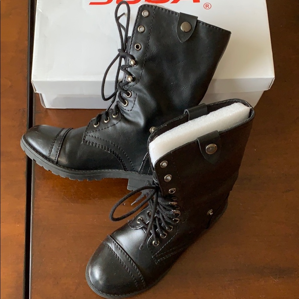 Little girl’s black combat boot size 1